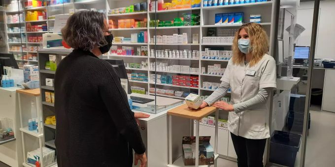 Pharma-Assistentin berät eine Kundin in der Bahnhofapotheke in Langenthal. Bahnhofapotheke Langenthal