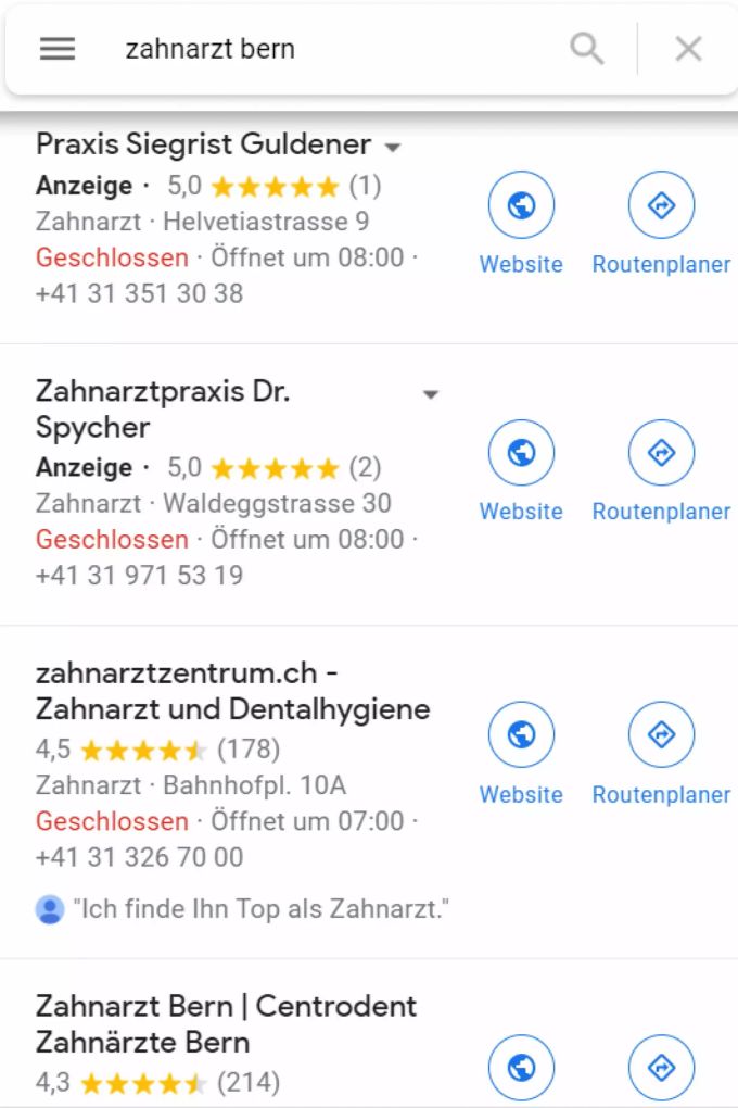 Ein hohes Rating ist ein Teilgrund, weshalb ein Zahnarzt weit oben aufgelistet wird. Google