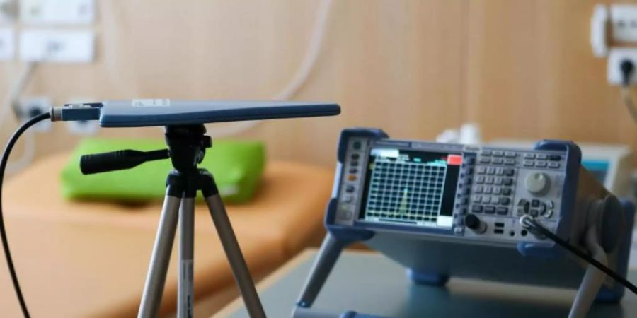 Ein Messsystem zur 5G-Funknetzplanung in einem Behandlungsraum im Helios-Klinikum. Foto: Jan Woitas/dpa