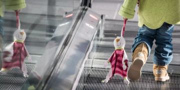 Rolltreppe und Kind