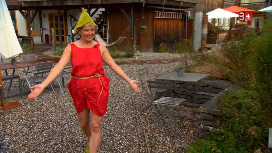 Hofdame Rita hat ein traditionelles Kostüm an.