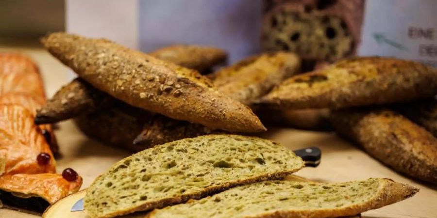 Ein aufgeschnittenes „Alguette“: ein Baguette, bei dem Algen als Zutat verwendet wurden. Foto: Matthias Balk/dpa