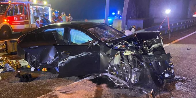 Das Auto nach dem tragischen Unfall auf der A2. Pratteln