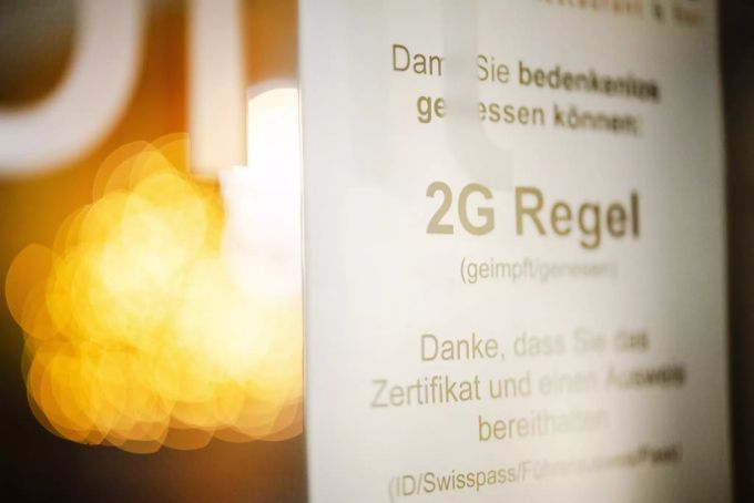 Ein Plakat informiert, dass im Restaurant LaSalle die 2G-Regel gilt und nur Gäste die gegen das Coronavirus geimpft oder genesen sind Zutritt haben. Aufgenommen wurde das Bild am Freitag, 10. Dezember 2021 in Zürich. Coronavirus 2G