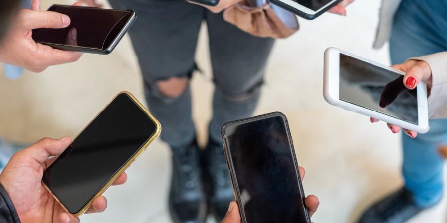 93 Prozent der 14- bis 18-Jährigen sind auf den sozialen Medien unterwegs. (Symbolbild)