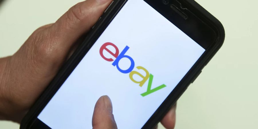 Die Online-Handelsplattform Ebay hat im Weihnachtsquartal, das von Inflations- und Wachstumssorgen geprägt war, weitere Abstriche machen müssen. In den drei Monaten bis Ende Dezember sanken die Erlöse im Jahresvergleich um vier Prozent auf 2,5 Milliarden Dollar. (Archivbild)