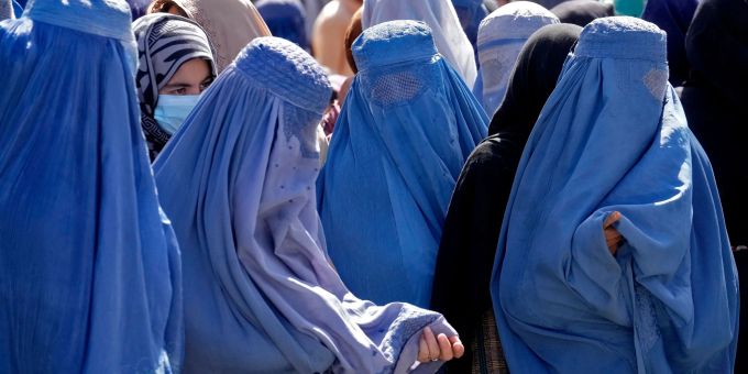 Frauen in Burkas warten in Afghanistans Hauptstadt Kabul auf Lebensmittelrationen. Frauen in Burkas warten in Afghanistans Hauptstadt Kabul auf Lebensmittelrationen.