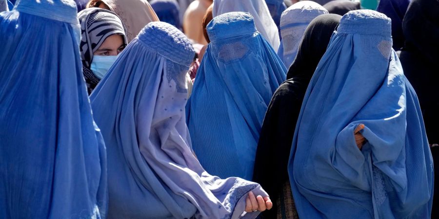 Frauen in Burkas warten in Afghanistans Hauptstadt Kabul auf Lebensmittelrationen.