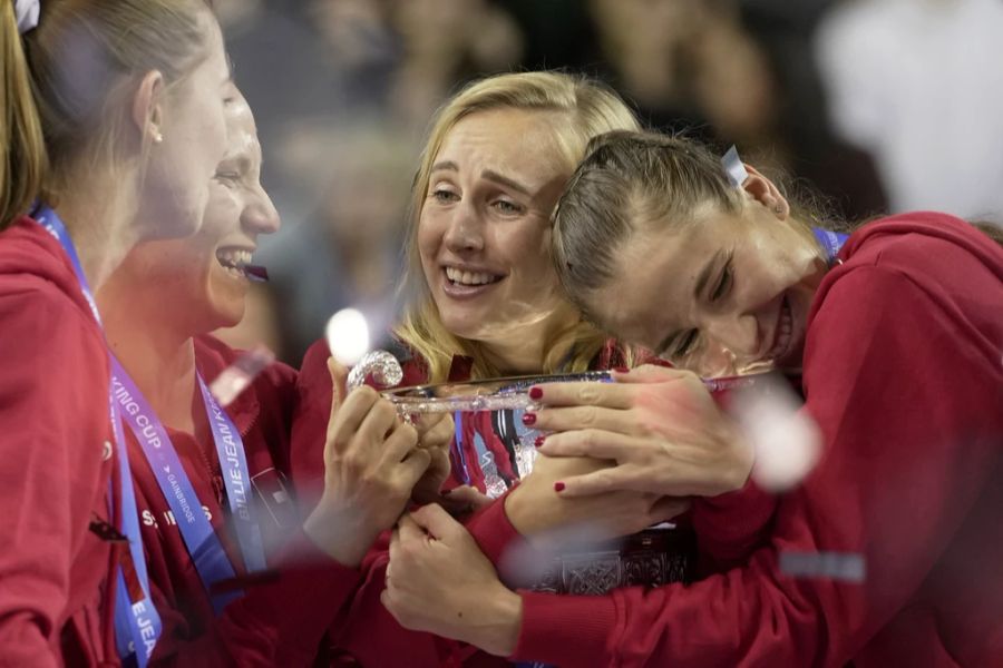 Und auch zum Abschluss des letzten Jahres konnte Bencic (r.) eine Trophäe umarmen – sie wurde mit der Schweiz Weltmeisterin.