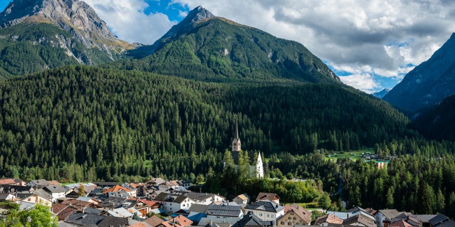 Blick auf die Gemeinde Scuol im Unterengadin.