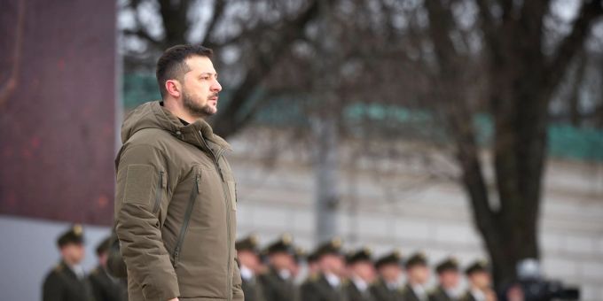 Der ukrainische Präsident Wolodymyr Selenskyj nimmt an einer Gedenkveranstaltung zum Jahrestag des Ukraine-Kriegs teil. (Archivbild) (Uncredited/Ukrainian Presidential Press Office/AP/dpa) ukraine-krieg