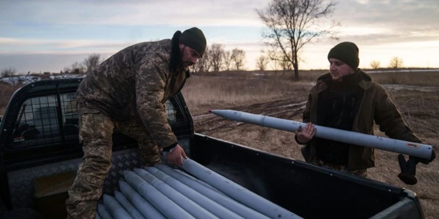 Ukrainische Soldaten mit Munition