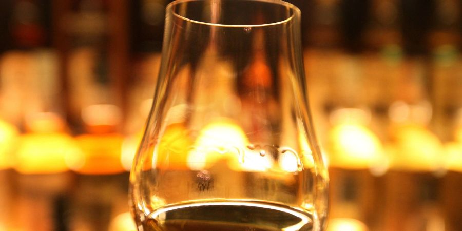 Der hochprozentige Alkohol ist eines der bekanntesten Symbole Schottlands und damit auch ein wichtiger Wirtschaftsfaktor.