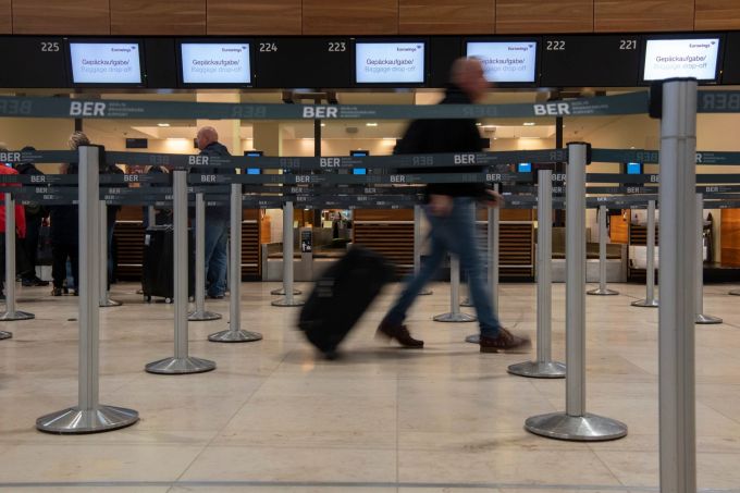 Ein Reisender geht mit einem Koffer zu einem Check-in-Schalter. Die Gewerkschaft Verdi hat für Mittwoch einen ganztägigen Warnstreik am Hauptstadtflughafen BER angekündigt. verdi streik flughafen