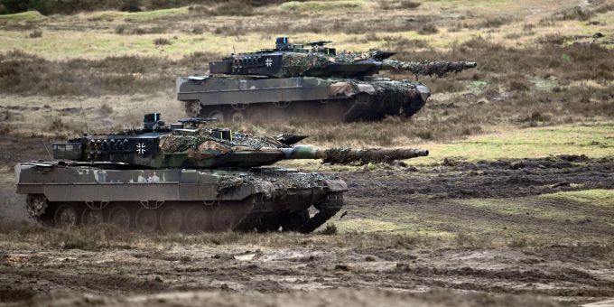 «Die ukrainischen Soldaten haben sich nicht nur als unglaublich motiviert bewiesen, sondern auch als sehr befähigt, sich sowohl in die Technologie als auch in die Einsatzgrundsätze einzuarbeiten», sagt der Kommandeur der Panzertruppenschule der Bundeswehr (Archivbild). «Die ukrainischen Soldaten haben sich nicht nur als unglaublich motiviert bewiesen, sondern auch als sehr befähigt, sich sowohl in die Technologie als auch in die Einsatzgrundsätze einzuarbeiten», sagt der Kommandeur der Panzertruppenschule der Bundeswehr (Archivbild).