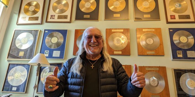 Michael «Mick» Frederick Box, Leadgitarrist der britischen Rockband Uriah Heep, in seiner Küche in London. Michael «Mick» Frederick Box, Leadgitarrist der britischen Rockband Uriah Heep, in seiner Küche in London.