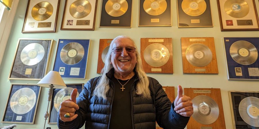 Michael «Mick» Frederick Box, Leadgitarrist der britischen Rockband Uriah Heep, in seiner Küche in London.