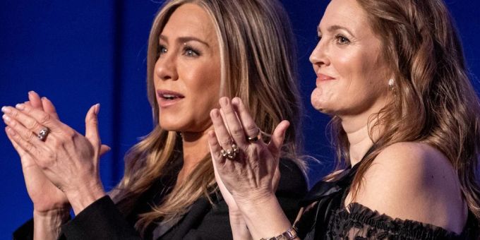 Jennifer Aniston (l.) und Drew Barrymore lassen Adam Sandler hochleben. jennifer aniston