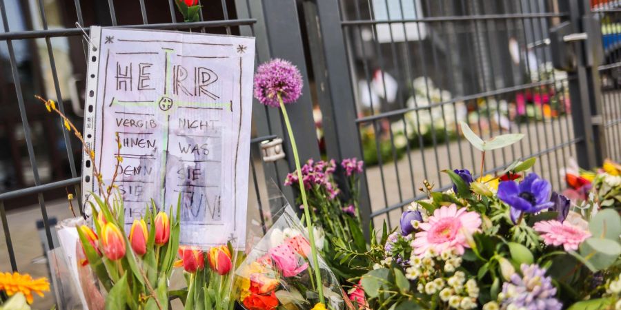 «Herr vergib ihnen, denn sie wissen nicht, was sie tun»: Passanten haben Blumen und Kerzen vor dem Eingangsbereich des Gemeindehauses niedergelegt.