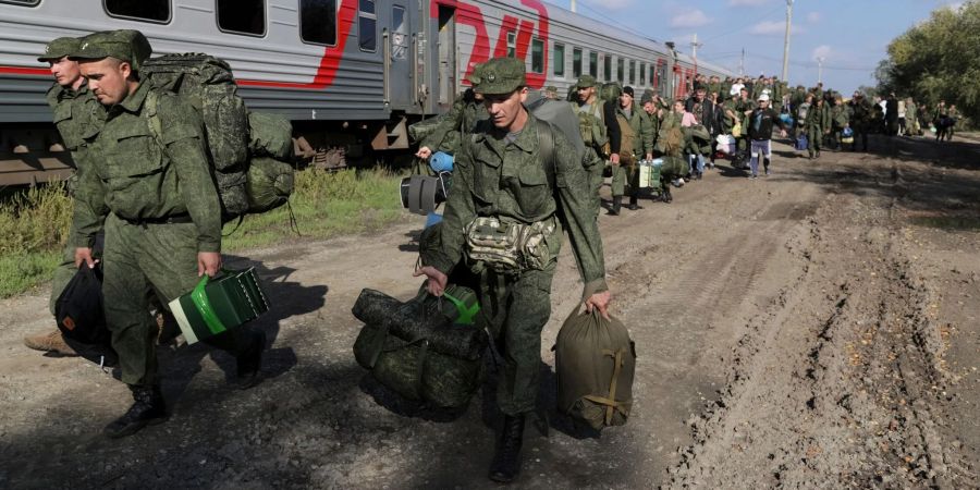 Russische Rekruten auf einem Bahnhof in Prudboi in der Region Wolgograd.