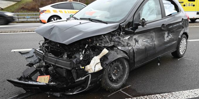 St. Gallen: 12-jährige Mitfahrerin bei Selbstunfall auf A1 verletzt. St. Gallen