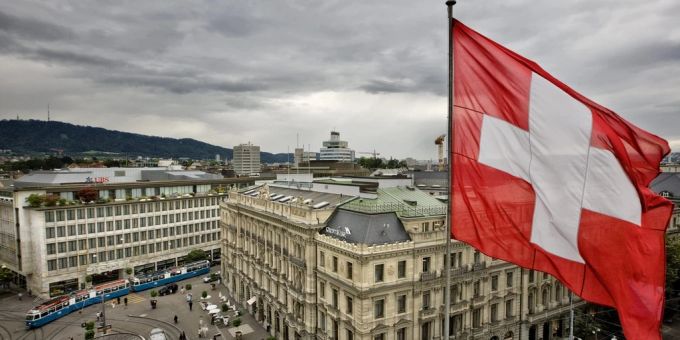Der Credit Suisse und der UBS wird vorgeworfen russischen Oligarchen bei der Umgehung von Sanktionen geholfen zu haben. credit suisse