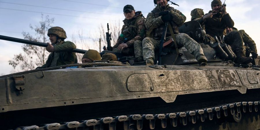 Ukrainische Soldaten fahren auf einem gepanzerten Fahrzeug an der Frontlinie. Die Stadt Bachmut ist seit Monaten schwer umkämpft.