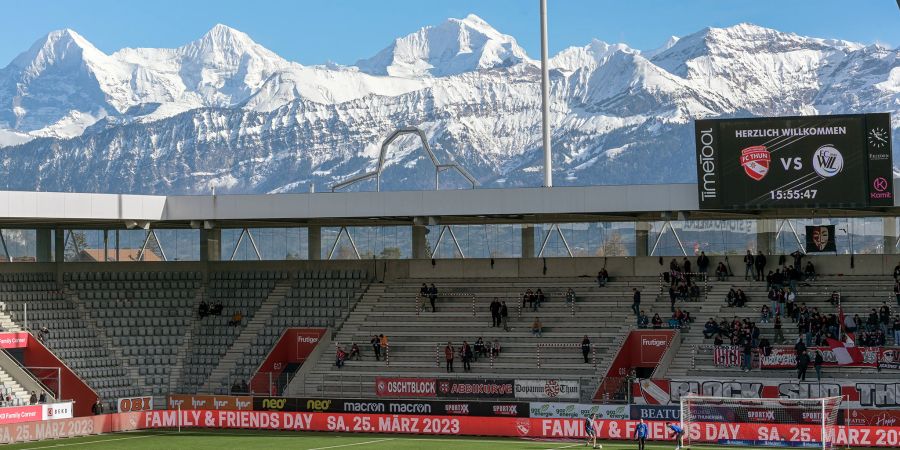 Die Stockhorn Arena in Thun mit Ausblick auf die Berner Alpen. - Berner Oberland