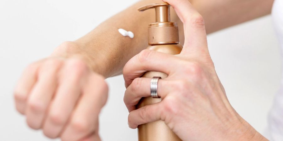 Selbstbräuner können für schöne Bräune ohne schädliche UV-Strahlung sorgen. Damit diese gleichmässig wird, am besten vor dem Auftragen duschen und ein Peeling benutzen.