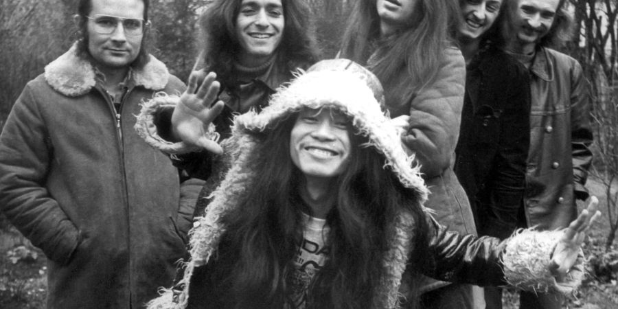 Die Band Can mit Irmin Schmidt (l-r), Jaki Liebezeit, Michael Karoli, Ulli Gerlach, Holger Czukay und vorne Damo Suzuki. Aufgenommen am 01.12.1971 in Hamburg.