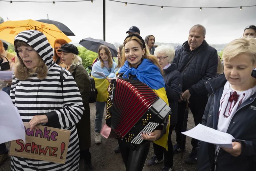 Weil es laut werden könnte, bietet die Stadt Wil den Flüchtlingen eine Alternativunterkunft an. Abgebildet: Ukrainische Geflüchtete aus der Schweiz. (Archivbild)