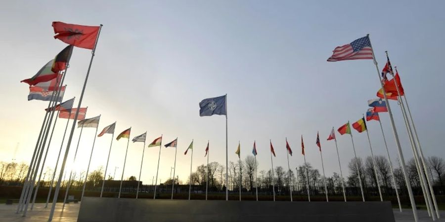 Flaggen der Mitgliedstaaten vor Nato-Hauptquartier
