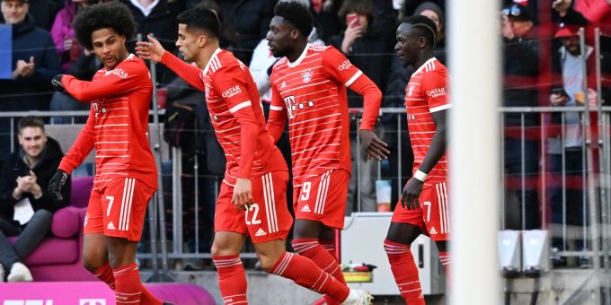 Die Spieler des FC Bayern jubeln in der Partie gegen Augsburg. FC Bayern Augsburg