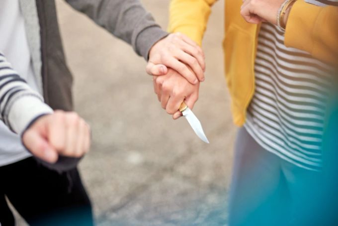 Eine Gruppe Jugendlicher - einer davon mit einem Messer in der Hand, fotografiert am 15. Oktober 2022. (Symbolbild / Gestellte Szene) Jugendkriminalität