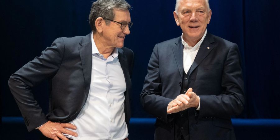 Reinhold Geilsdörfer (l), Geschäftsführer der Dieter Schwarz Stiftung, und Harry Mergel, Oberbürgermeister der Stadt Heilbronn, nehmen an einer Pressekonferenz zur Vorstellung des Gewinnerentwurfs für einen KI-Park teil.