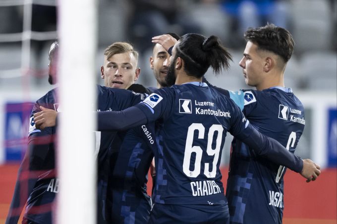 Die Spieler des FC Luzern feiern das Tor zum 1:0 gegen den FC Thun im Achtelfinal des Schweizer Cups. FC Luzern FC Thun