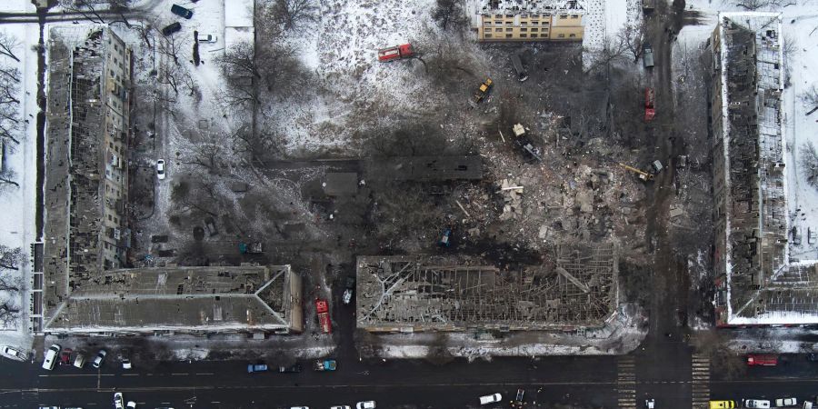 Blick auf ein Wohnhaus in Kramatorsk, das nach ukrainischen Angaben, von einer russischen Rakete getroffen wurde.