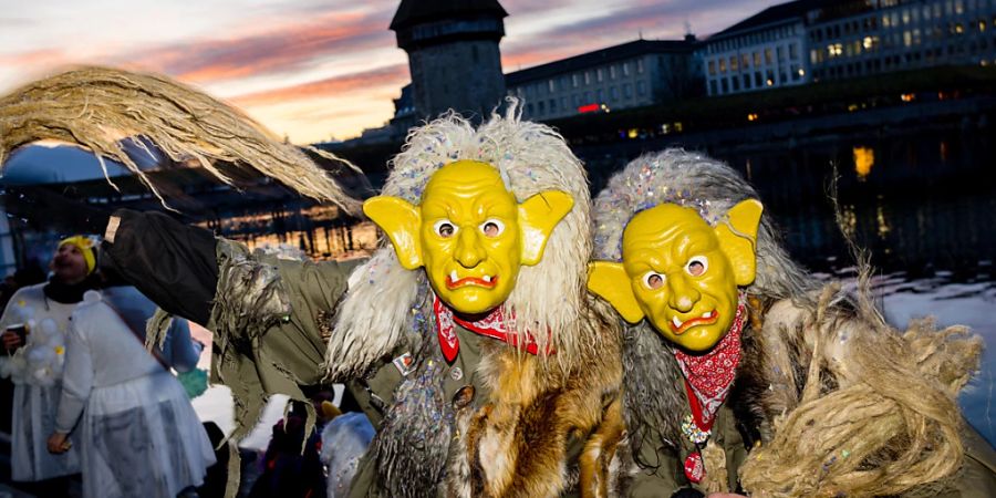 In der Stadt Luzern sind seit den frühen Morgenstunden des Güdismontags wieder die Fasnächtlerinnen und Fasnächtler unterwegs. (Archivbild)