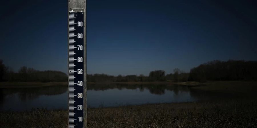 Wasseranzeiger in einem See in Frankreich