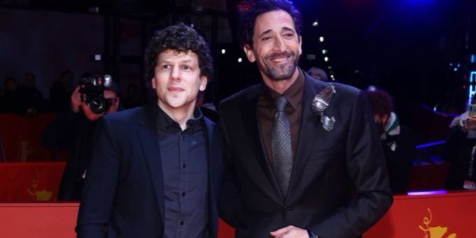Die Schauspieler Adrien Brody (R) und Jesse Eisenberg kommen zur Premiere des Films «Manodrome» während der 73. Internationalen Filmfestspiele Berlin «Berlinale» in Berlin, Deutschland, am 18. Februar 2023. Die Veranstaltung findet vom 16. bis 26. Februar 2023 statt. Jesse Eisenberg