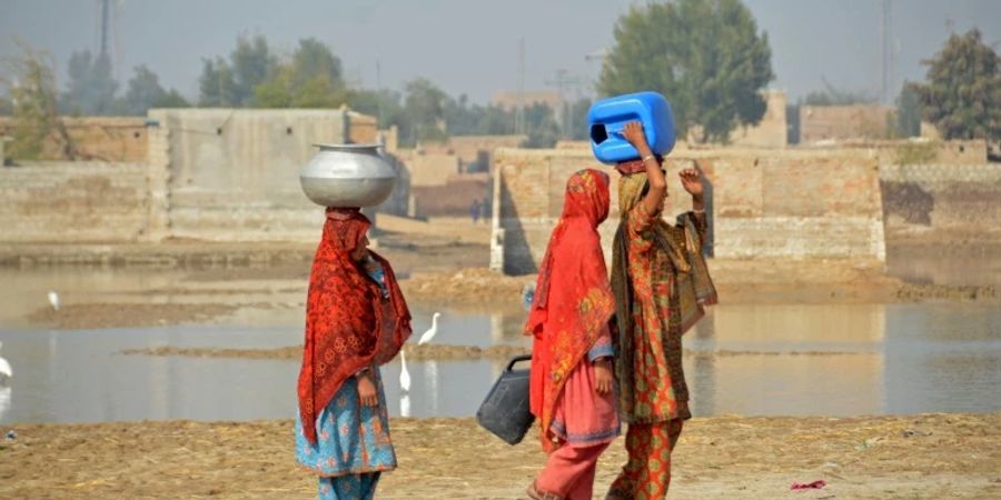 Flutopfer in Pakistan auf der Suche nach Trinkwasser