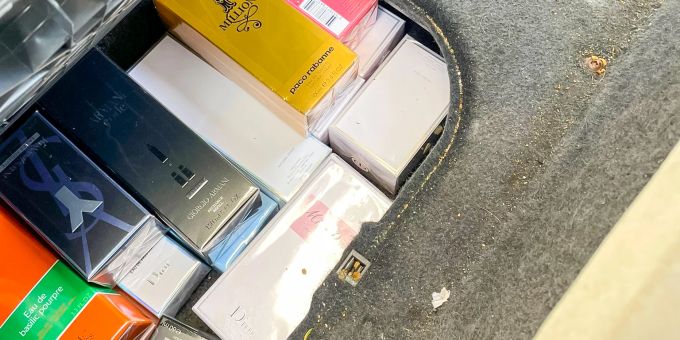Die Kantonspolizei entdeckte dreissig Parums bei den Ladendieben.. Die Kantonspolizei entdeckte dreissig Parums bei den Ladendieben..