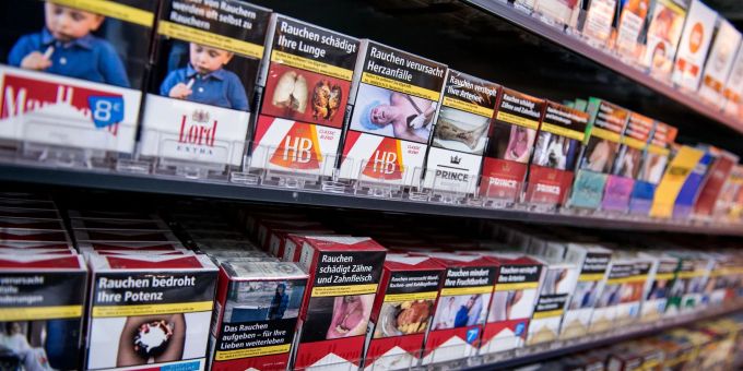 Zigarettenpackungen in einem Kiosk im Regal: Mit dem rückläufigen Trend zum Rauchen sind in Deutschland erneut weniger Zigaretten versteuert worden. Zigarettenpackungen in einem Kiosk im Regal: Mit dem rückläufigen Trend zum Rauchen sind in Deutschland erneut weniger Zigaretten versteuert worden.