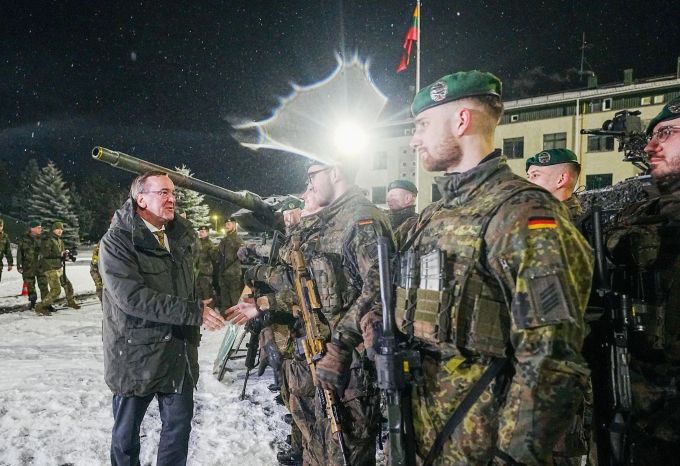 Bundesverteidigungsminister Boris Pistorius (l) besucht in Rukla (Litauen) das deutsche Einsatzkontingent des Nato-Gefechtsverbandes («enhanced Forward Presence»). Das militärische Engagement in dem Baltenstaat bezeichnete er als «gelebte Bündnissolidarität der Nato». Besuch in Litauen