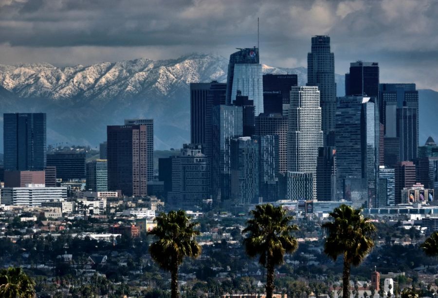 Schnee bedeckt die San Gabriel Mountains hinter der Skyline von Los Angeles. Ein heftiger Wintersturm hat Teile der USA lahmgelegt, darunter auch den sonst sonnenverwöhnten Bundesstaat Kalifornien. Richard Vogel/AP/dpa