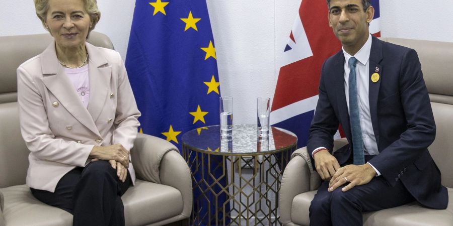 EU-Kommissionspräsidentin Ursula von der Leyen (l) und Grossbritanniens Premierminister Rishi Sunak wollen persönlich an Lösungen für das sogenannte Nordirland-Protokoll arbeiten (Archivbild).