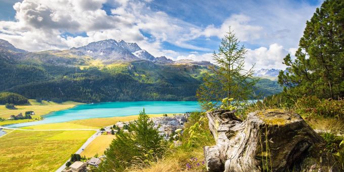 Der Silvaplanasee im Oberengadin ist ein beliebtes Ausflugsziel. Silvaplanersee Oberengadin Ausflugsziel