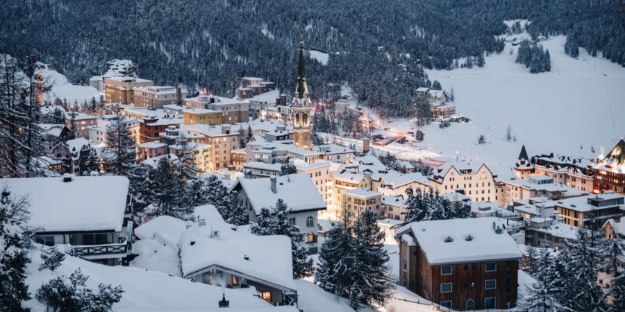 Ein Winterabend in der Gemeinde St.Moritz im Oberengadin. - Kanton Graubünden