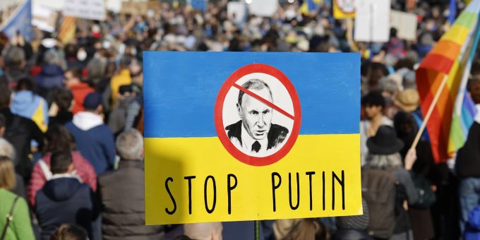 Demo gegen den Ukraine Krieg auf dem Berner Bundesplatz. ukraine krieg
