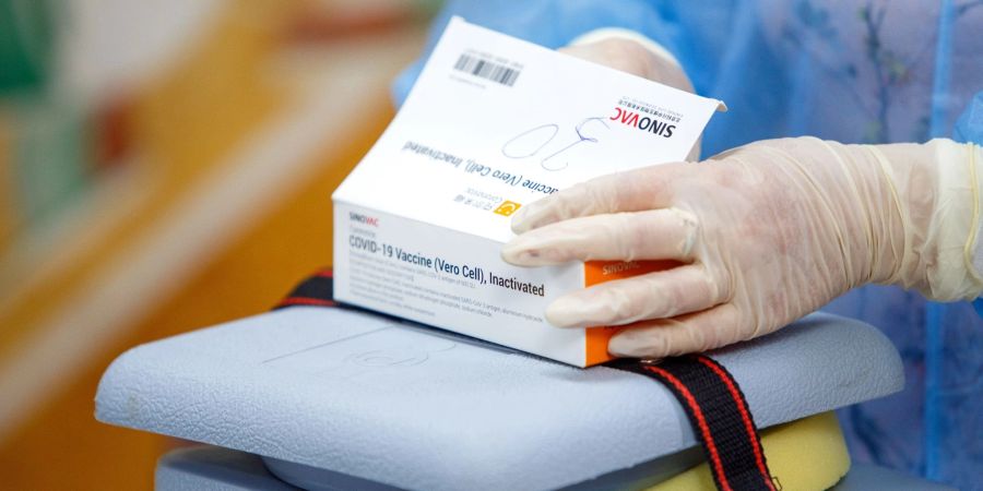 Wer etwa mit dem chinesischen Impfstoff Sinovac
grundimmunisiert wurde und eine Auffrischung erhalten hat, soll eine Dosis eines mRNA-Impfstoffs im Mindestabstand von drei Monaten zur vergangenen Impfung erhalten.